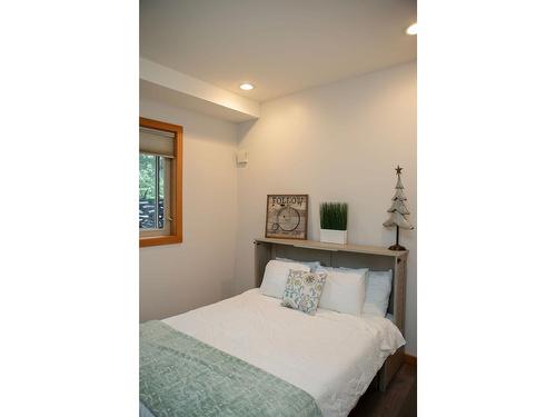 2711 Jacks Crescent, South Slocan, BC - Indoor Photo Showing Bedroom