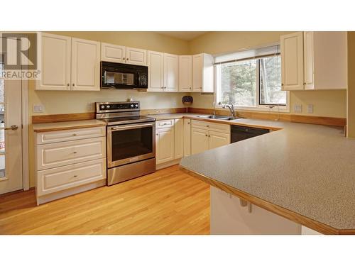 1712 Signal Point Road, Williams Lake, BC - Indoor Photo Showing Kitchen With Double Sink