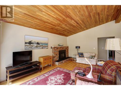 1712 Signal Point Road, Williams Lake, BC - Indoor Photo Showing Living Room With Fireplace