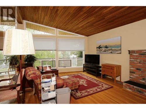 1712 Signal Point Road, Williams Lake, BC - Indoor Photo Showing Living Room