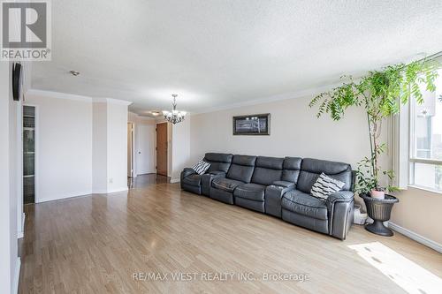 301 - 41 Markbrook Lane, Toronto, ON - Indoor Photo Showing Living Room