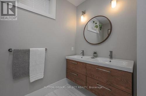 185 Commissioners Rd E, London, ON - Indoor Photo Showing Bathroom