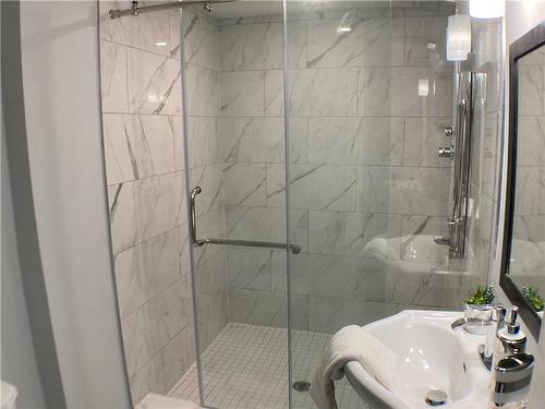 89 Greeningdon Drive, Hamilton, ON - Indoor Photo Showing Bathroom