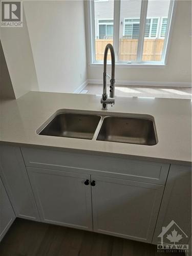 925 Clarkia Street, Ottawa, ON - Indoor Photo Showing Kitchen With Double Sink