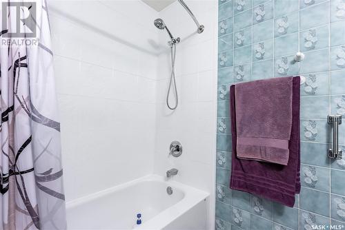 332 W Avenue S, Saskatoon, SK - Indoor Photo Showing Bathroom