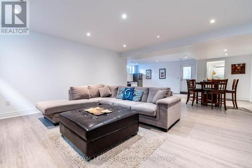8945 Emily Boulevard, Niagara Falls, ON - Indoor Photo Showing Living Room