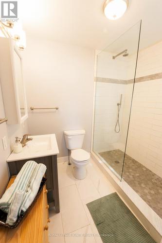 1017 Eaves Road, Dysart Et Al, ON - Indoor Photo Showing Bathroom