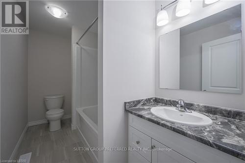 359 Kennington Way, London, ON - Indoor Photo Showing Bathroom