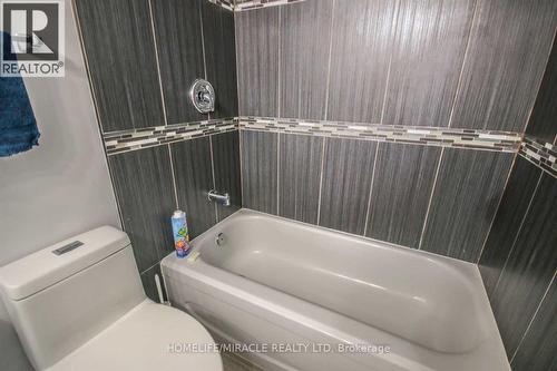 Lph11 - 2466 Eglinton Avenue E, Toronto, ON - Indoor Photo Showing Bathroom