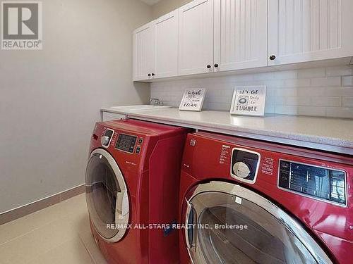 29 Yorkleigh Circ, Whitchurch-Stouffville, ON - Indoor Photo Showing Laundry Room
