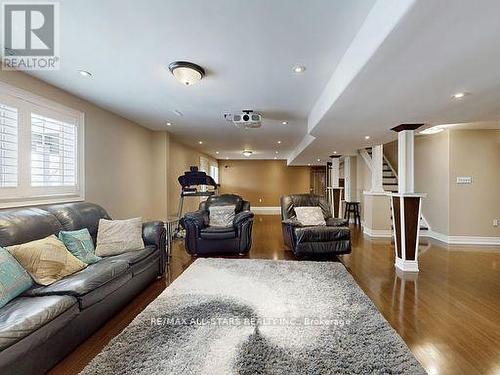 29 Yorkleigh Circ, Whitchurch-Stouffville, ON - Indoor Photo Showing Living Room