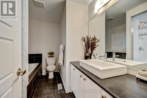 31 Magdalena St, Hamilton, ON - Indoor Photo Showing Bathroom