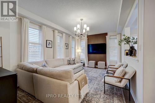 31 Magdalena St, Hamilton, ON - Indoor Photo Showing Living Room