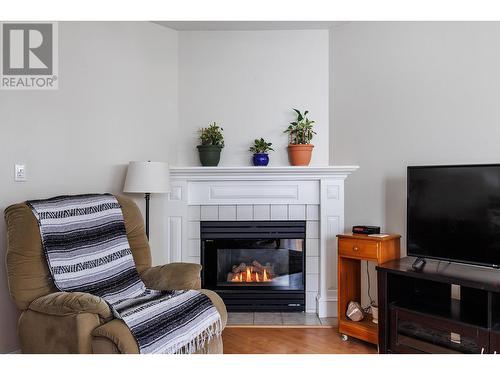 725 Fuller Avenue, Kelowna, BC - Indoor Photo Showing Living Room With Fireplace