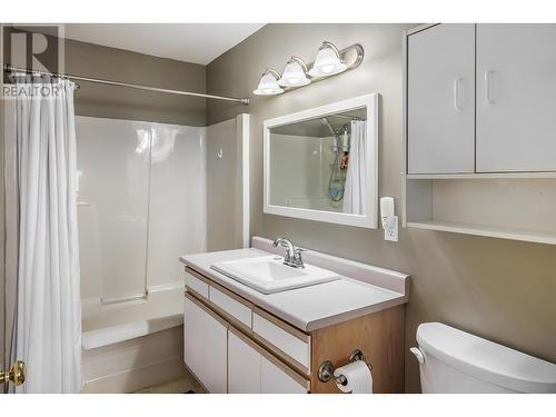 725 Fuller Avenue, Kelowna, BC - Indoor Photo Showing Bathroom