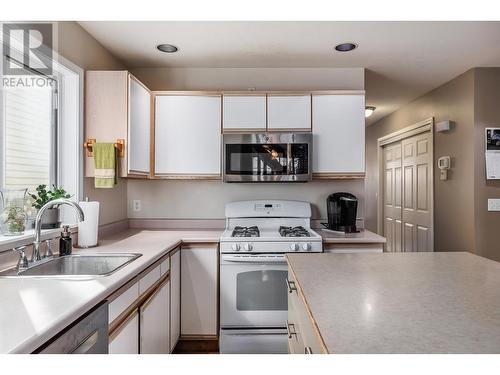 725 Fuller Avenue, Kelowna, BC - Indoor Photo Showing Kitchen