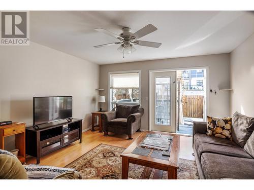 725 Fuller Avenue, Kelowna, BC - Indoor Photo Showing Living Room