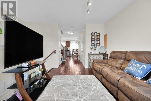 43 Viking Dr, Hamilton, ON - Indoor Photo Showing Living Room
