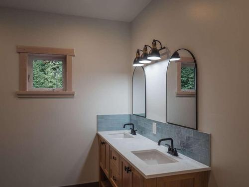 23 Birchgrove Bend, Kaslo, BC - Indoor Photo Showing Bathroom