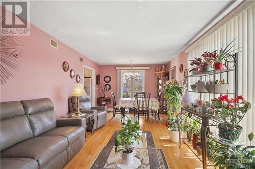 1781 Queensdale Avenue, Ottawa, ON - Indoor Photo Showing Living Room