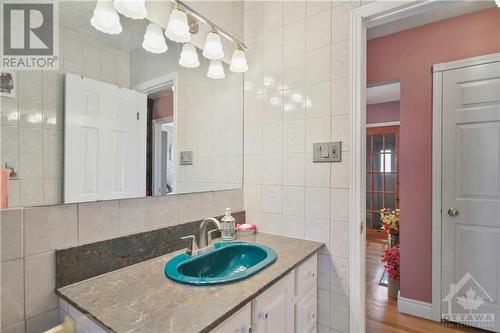 1781 Queensdale Avenue, Ottawa, ON - Indoor Photo Showing Bathroom