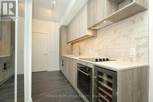 518 - 2020 Bathurst Street, Toronto, ON - Indoor Photo Showing Kitchen