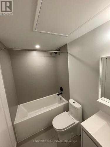 Ph03 - 2 Augusta Avenue, Toronto, ON - Indoor Photo Showing Bathroom