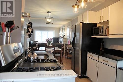 360 Oakland Avenue, London, ON - Indoor Photo Showing Kitchen