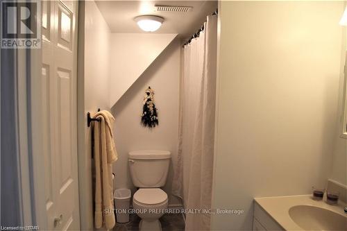 360 Oakland Avenue, London, ON - Indoor Photo Showing Bathroom