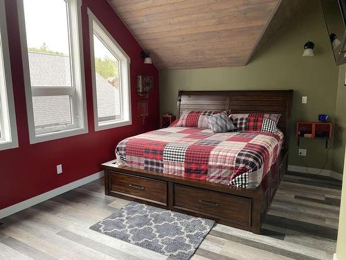 4983 Columbia Springs Drive, Canal Flats, BC - Indoor Photo Showing Bedroom