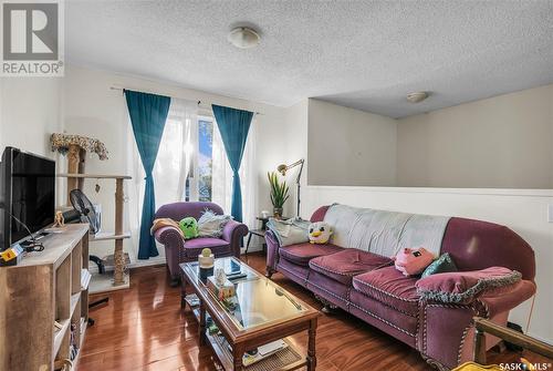 528 H Avenue S, Saskatoon, SK - Indoor Photo Showing Living Room