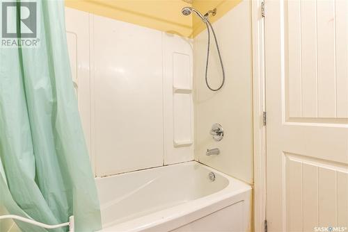 528 H Avenue S, Saskatoon, SK - Indoor Photo Showing Bathroom