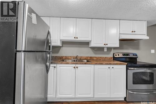 528 H Avenue S, Saskatoon, SK - Indoor Photo Showing Kitchen With Double Sink