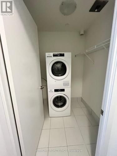 521 - 2 David Eyer Road, Richmond Hill, ON - Indoor Photo Showing Laundry Room