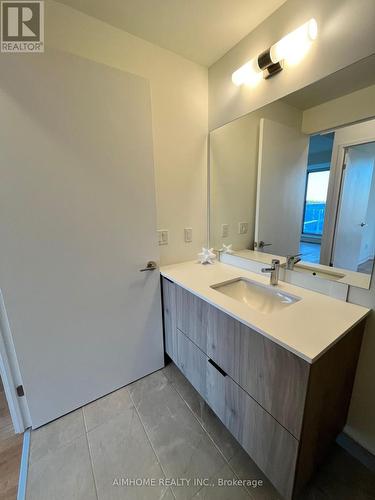 521 - 2 David Eyer Road, Richmond Hill, ON - Indoor Photo Showing Bathroom