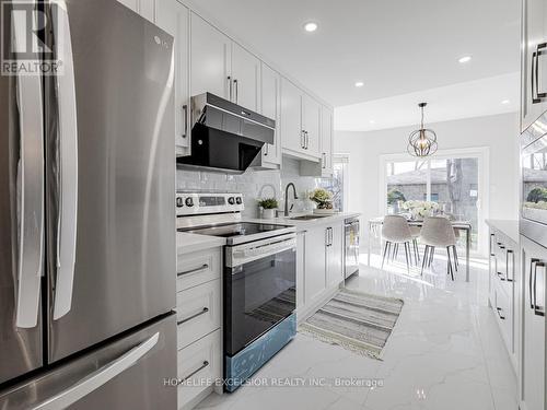 126 Colvin Crescent, Vaughan, ON - Indoor Photo Showing Kitchen With Stainless Steel Kitchen With Upgraded Kitchen