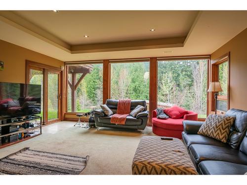 817 White Tail Drive, Rossland, BC - Indoor Photo Showing Living Room