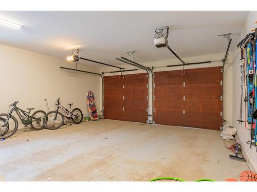 817 White Tail Drive, Rossland, BC - Indoor Photo Showing Garage