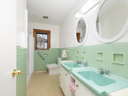 Bathroom - 40 Rue Sunny Acres, Baie-D'Urfé, QC - Indoor Photo Showing Bathroom