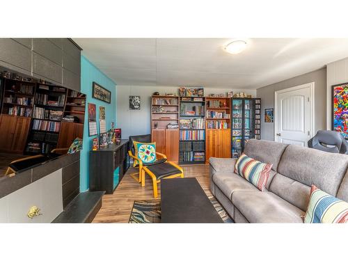 1018 Birch Street, Creston, BC - Indoor Photo Showing Living Room