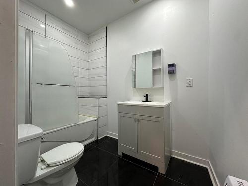 Bathroom - 2433Z Rue Ste-Catherine E., Montréal (Ville-Marie), QC - Indoor Photo Showing Bathroom