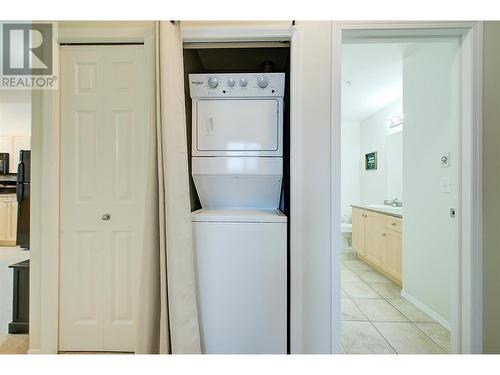 1875 Country Club Drive Unit# 1416, Kelowna, BC - Indoor Photo Showing Laundry Room