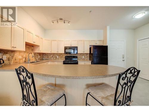 1875 Country Club Drive Unit# 1416, Kelowna, BC - Indoor Photo Showing Kitchen