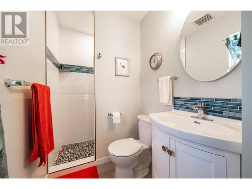 3800 19 Street, Vernon, BC - Indoor Photo Showing Bathroom