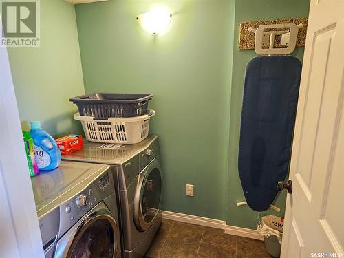 818 Lochwood Place, Swift Current, SK - Indoor Photo Showing Laundry Room
