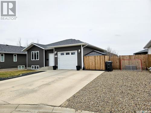 818 Lochwood Place, Swift Current, SK - Outdoor