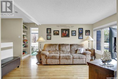 67 Quincy Drive, Regina, SK - Indoor Photo Showing Living Room