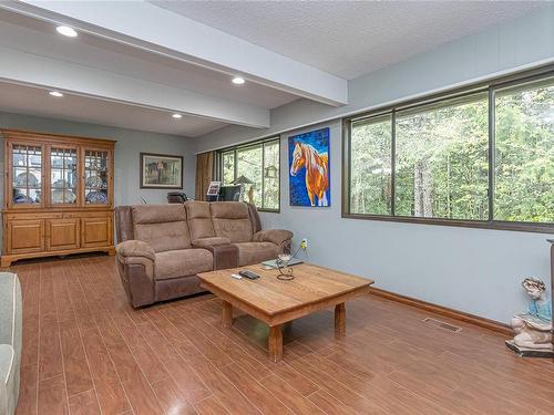 4838 Cowichan Lake Rd, Duncan, BC - Indoor Photo Showing Living Room