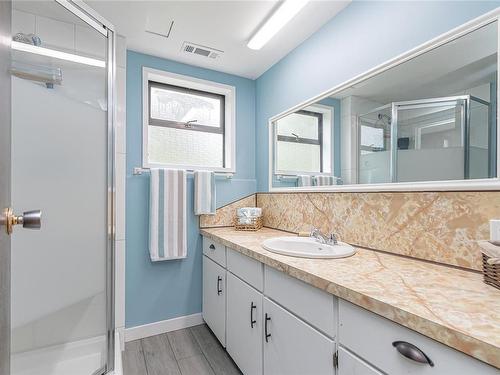4838 Cowichan Lake Rd, Duncan, BC - Indoor Photo Showing Bathroom