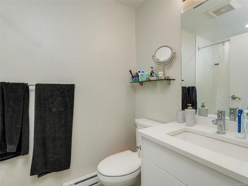 313-767 Tyee Rd, Victoria, BC - Indoor Photo Showing Bathroom